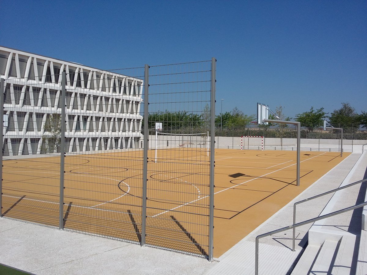 A photo of a Ball court Bekasport fence at a German school, located in Madrid