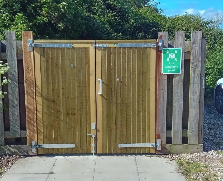 Knight Fencing gives local charity Stonepillow a helping hand