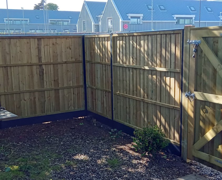 Knight Fencing gives local charity Stonepillow a helping hand